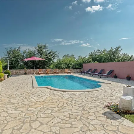 Klaudia Villa Valtura