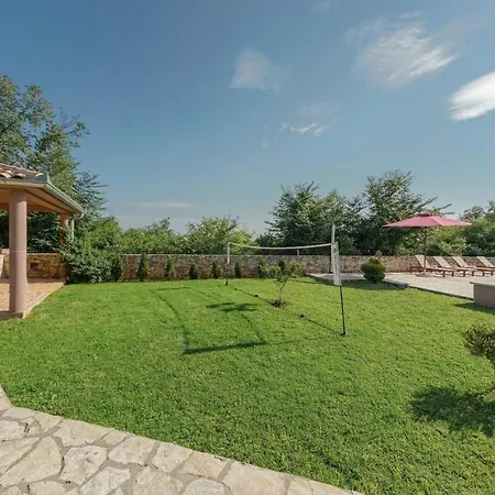 Klaudia Villa *