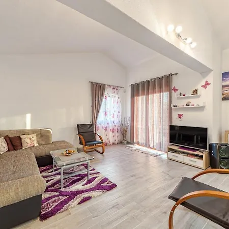 Klaudia Villa *