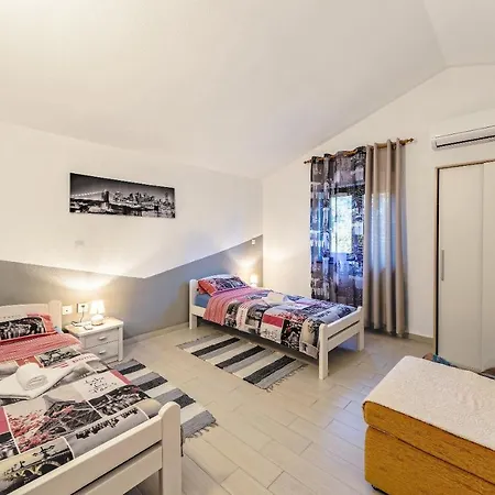 Klaudia Villa *
