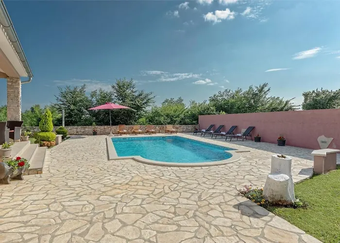 Klaudia Villa Valtura