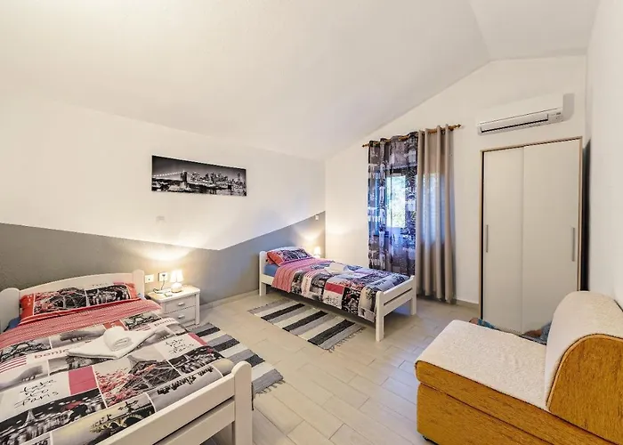Klaudia Villa *